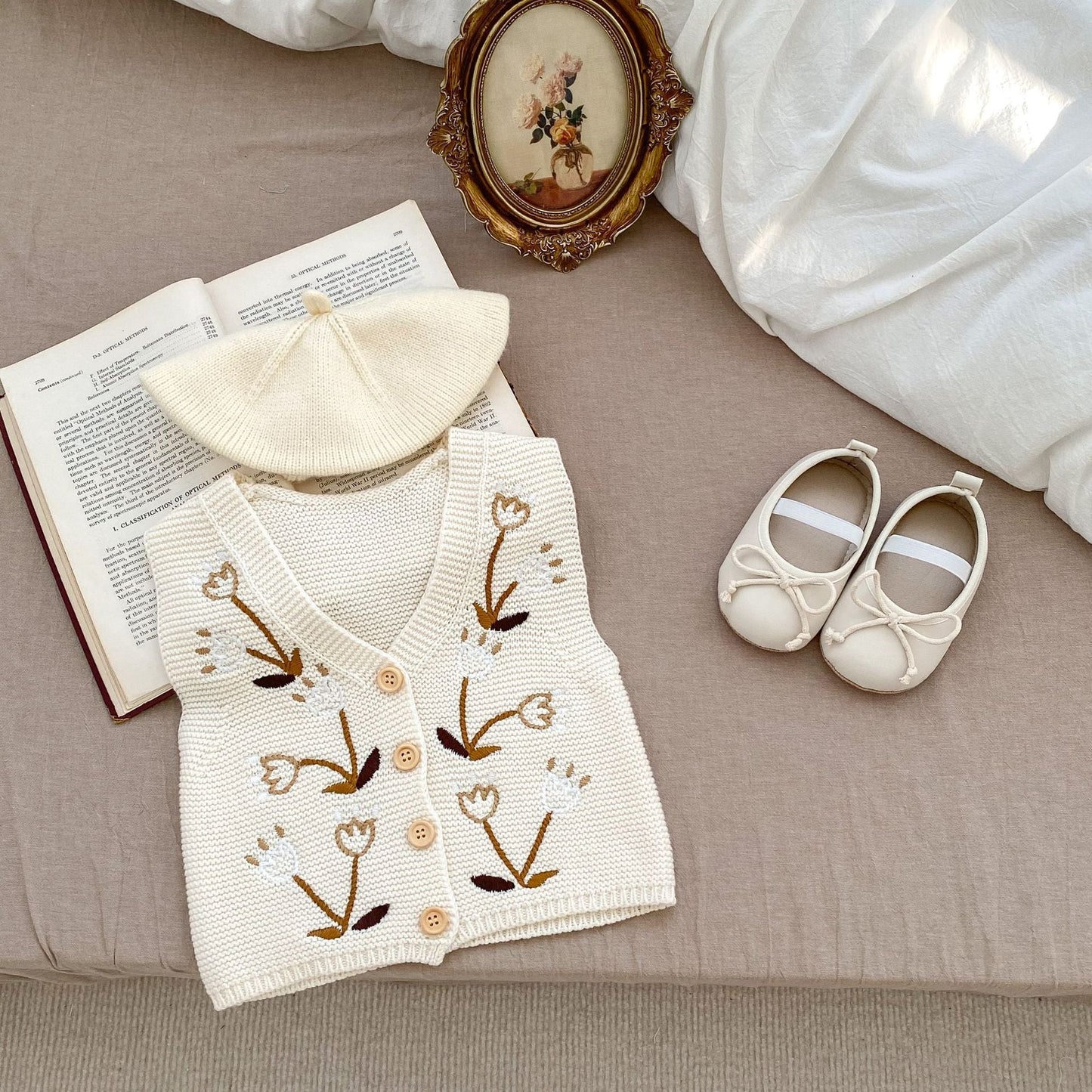 Floral Graphic V-Collar Sleeveless Knit Cardigan
